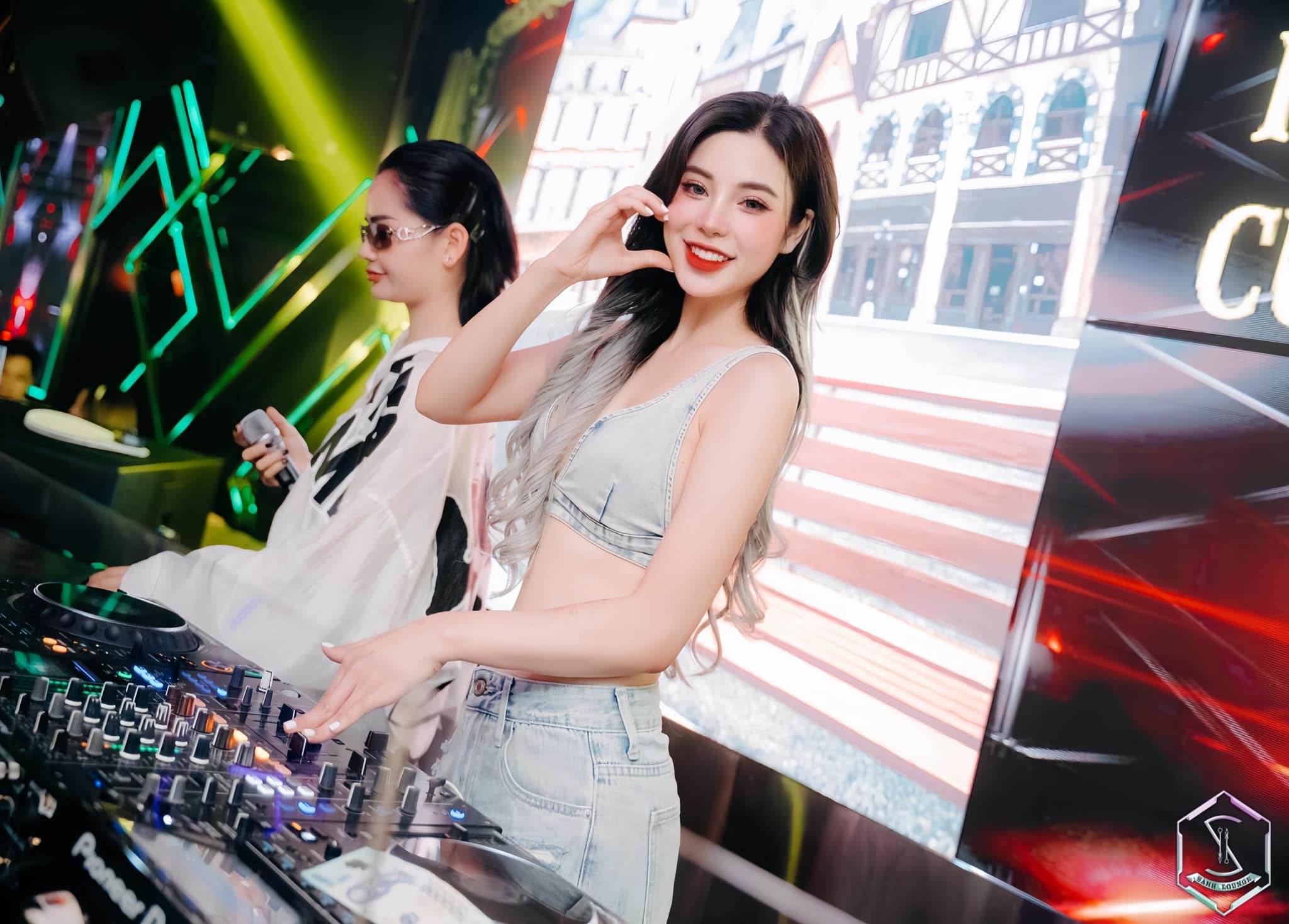 DJ Foxy biểu diễn tại lounge, rooftop
